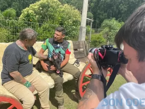 Momento de conversa com Richard e Pastor Alemão Preto